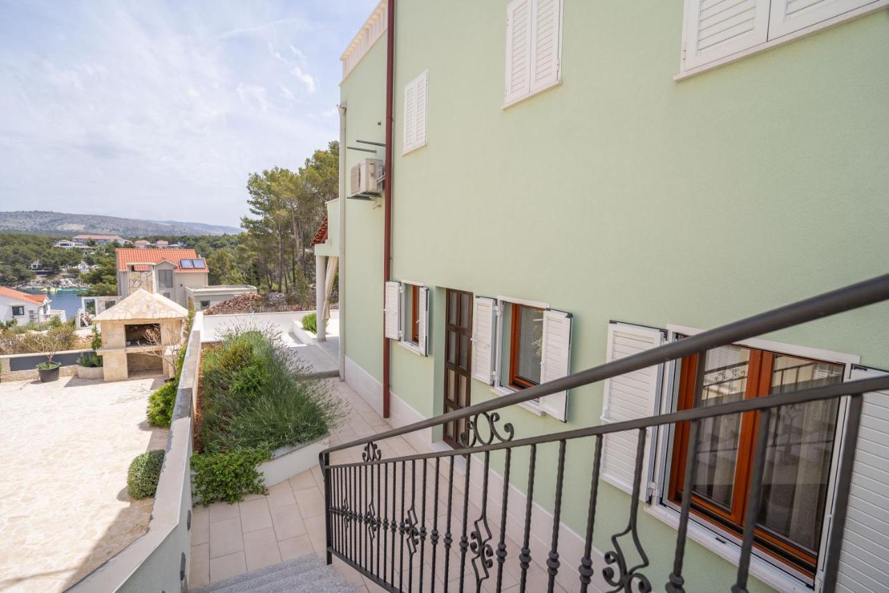 Villa Kalinic Milna  Exteriör bild